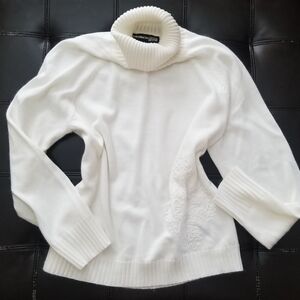 ❗Vintage Embroidered White Turtleneck Sweater Petite Large❗